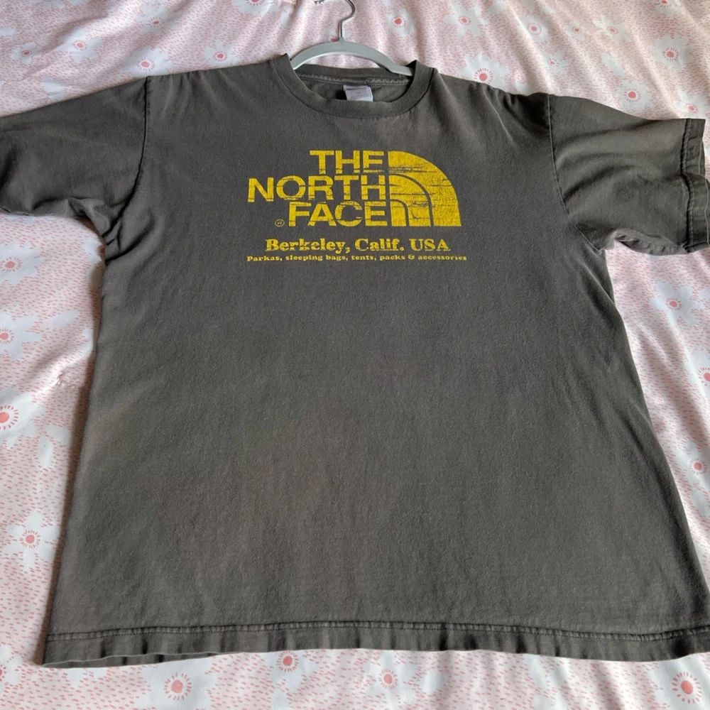 VTG The North Face Men's Grey Tee with Yellow Logo Berkeley, Calif. USA Medium